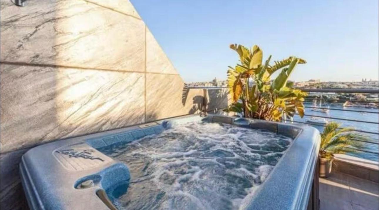Apartment Jacuzzi Luxury Seafront *